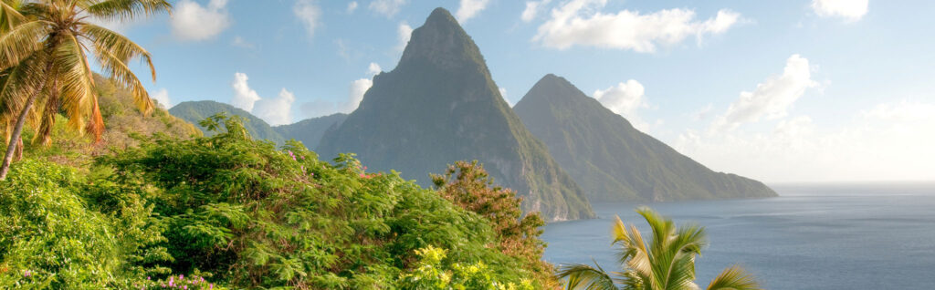 In der Ferne ragen die Pitons steil an der Küste von St. Lucia in die Höhe.