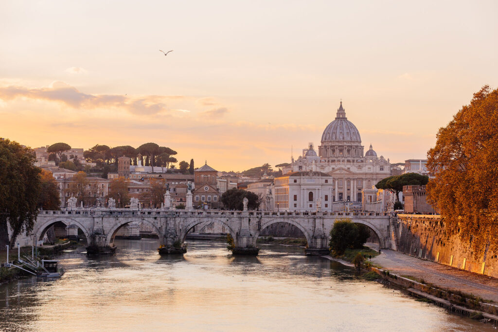 Eine römische Steinbrücke, die den Tiber überspannt, bei Sonnenuntergang.
