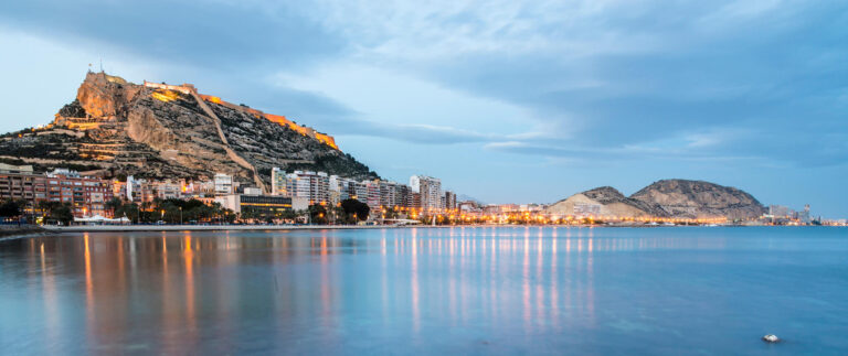 Das Wasser von Spaniens Costa Blanca wirft die Lichter eines bunten Küstenlebens zurück.