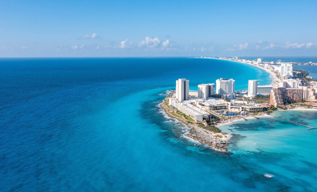 Ein Luxus-Resort nach dem anderen reiht sich an den kilometerlangen Stränden von Cancún.