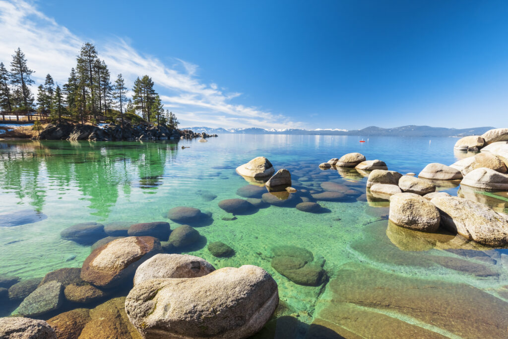 Lake Tahoes Felsenküste an sonnigem Tag, Strand bei blauem Himmel über kristallklarem Wasser
