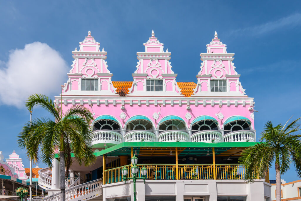 Wunderschöne rosafarbene Fassade der niederländischen Kolonialarchitektur im Stadtzentrum von Oranjestad, Aruba.